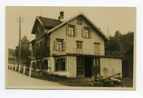Hausansicht mit Werkstatteingang