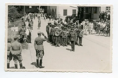 Soldaten der Militärkapelle marschieren auf der Strasse (Ebni), Richtung Zeughaus, Schaulustige laufen mit