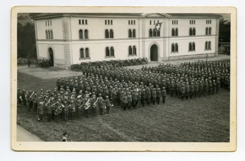 Soldaten aufgereiht auf dem Zeughausplatz vor dem Zeughaus, (zwei Karten aus unterschiedlichen Blickwinkeln)
