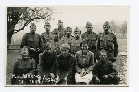 mit 10 Soldaten und drei Frauen