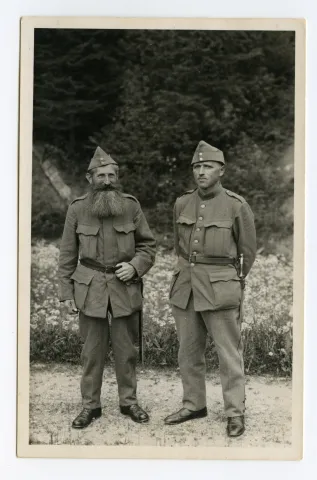 zwei stehende Soldaten
