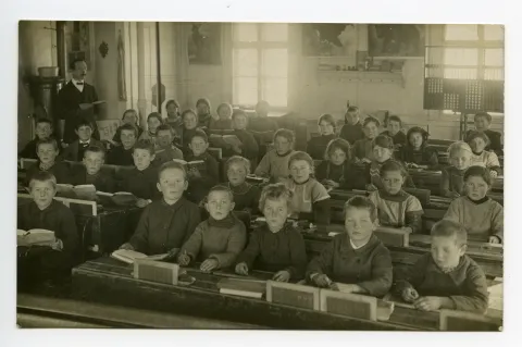 mit Lehrperson (vgl. Hc.01-06, gleiches Schulzimmer, gleicher Lehrer)