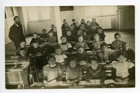 Schüler und Schülerinnen im Klassenzimmer mit Lehrperson