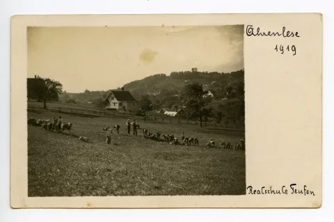 Schüler und Schülerinnen beim Ährenlesen (Getreideanbau) (vgl. Hc.01-05, Karte identisch)