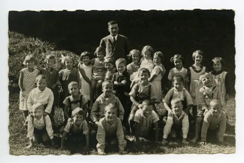 Schulklasse mit Lehrer Ulrich Michael, beide Exemplare identisch