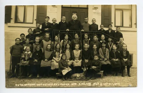 mit Pfarrer (vgl. Hc.03-01; Hc.03-02; identisch mit Aufnahmedatum, zwei andere Religionsklassen