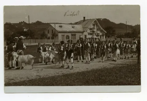 Besammlung auf dem Zeughausplatz für den Umzug mit Knaben in der Sennentracht und Ziegen, im Hintergrund Kinderkurhaus Sanitas