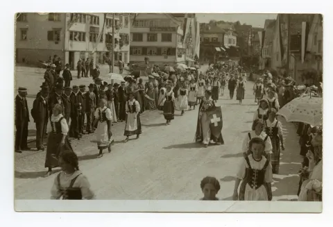 Helvetia in Begleitung von Mädchen in Tracht, Aufnahmestandort vgl. Ho.27-006
