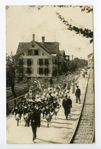 Bahnschienen sichtbar; beide Exemplare vom gleichen Ort aufgenommen, jeweils anderer Abschnitt des Umzuges