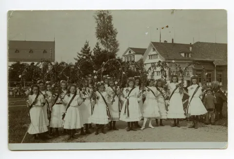 Mädchengruppe in weissen Kleidern und Blumenbögen auf dem Zeughausplatz, alte kath. Kirche abgeschnitten