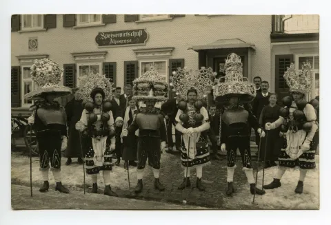 Schuppel von sechs schöne Silvesterchläusen vor der Speisewirtschaft Alpenrose in Niederteufen