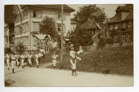 mit Fahnenträgern und Turnern