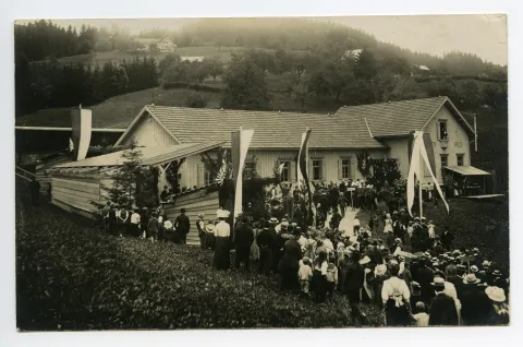 viele Personen, Zuschauer vor dem Schützenhaus, Fahnenschmuck