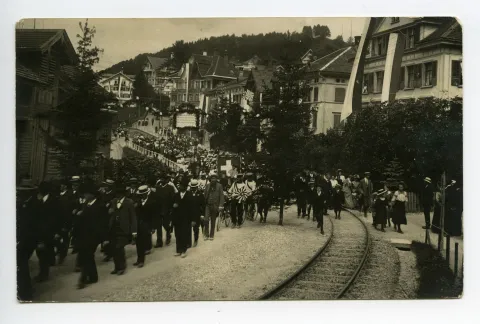 mit Hotel Ochsen, Blick Richtung Rest. Brauerei, mitlaufende Schaulustige auf Bahnschiene