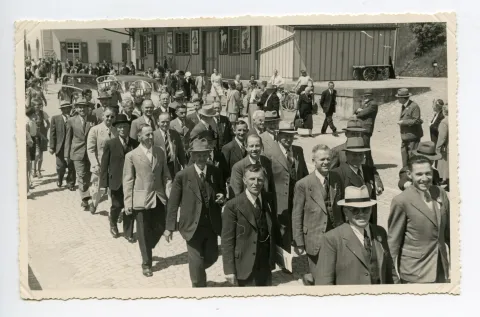 Umzug auf der Strasse vor dem Güterschuppen