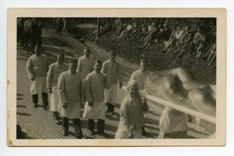 Gruppe der Bäcker mit riesengrossem Zopf