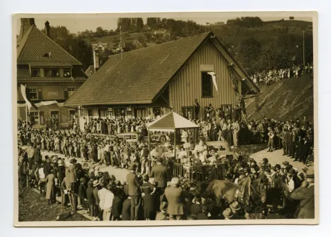 Gruppe der Handstickerinnen im kleinen Pavillion auf Pferdefuhrwerk