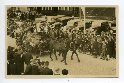 Fuhrwerk der Obst- und Gemüsebauern auf der gepflästerten Strasse vor dem Güterschuppen (Ebni), ganzer Wagen mit Gespann