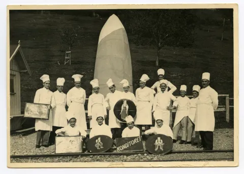 Gruppenbild der Appenzeller Konditoren vor ihrer „Riesenpraline“ bei der Haltestelle Niederteufen vor Beginn des Umzugs