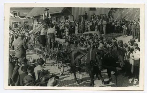 Fuhrwerk der Zimmerei, Zimmerleute bei der Arbeit auf dem Wagen, im Hintergrund Güterschuppen