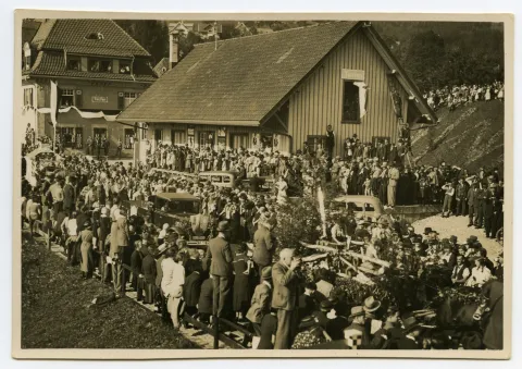 Fuhrwerk der Förster/Waldarbeiter, gefolgt von weiteren Wagen, im Hintergrund Güterschuppen und Bahnhof