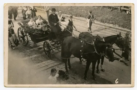 Kutsche der Fuhrhalterei Weishaupt mit Albert Weishaupt auf dem Bock und Insassinnen in Tracht