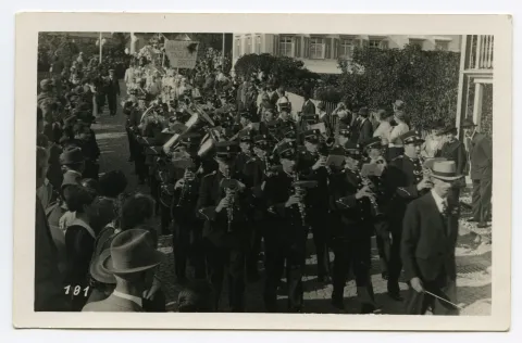 Gruppe der Musikkapelle und Dirigent, musizierend