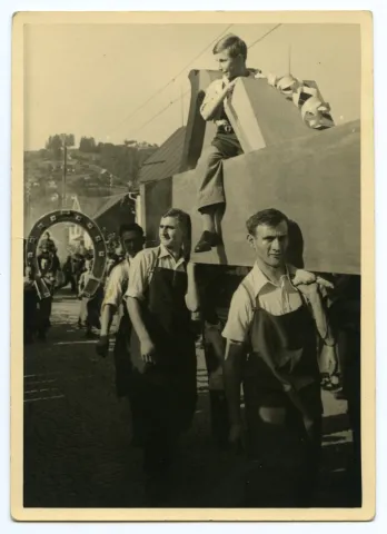 Gruppe der Schreiner, Nahaufnahme Ausschnitt, im Hintergrund die Gruppe der Hufschmiede