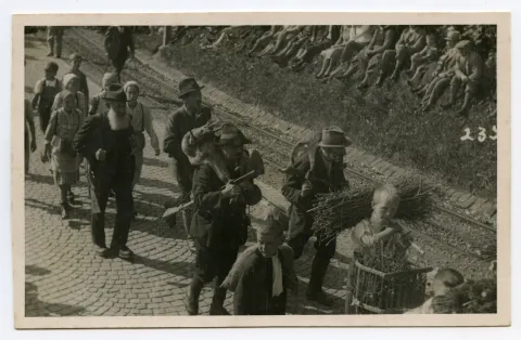 Gruppe der Jäger mit erlegtem Wild auf den Rücken