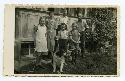 Gruppenbild mit Hund vor dem Haus