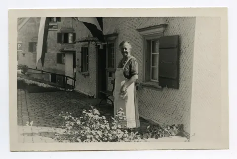 Frau Eggmann vor der Trinkschenke zum Landhaus, Hauptstrasse 27