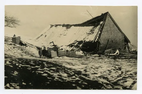 Winter, zerstörte Hütte neben dem Beckenhäusle mit Kindern vor der zerstörten Hütte