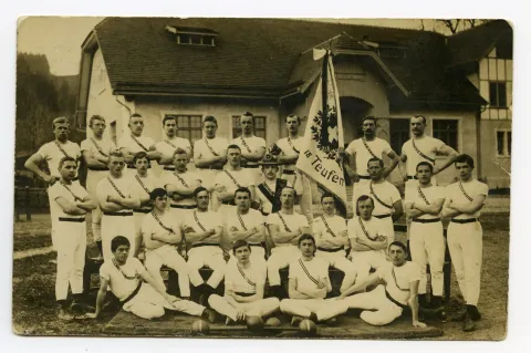vor der alten Dorfturnhalle