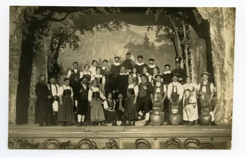 Gruppenbild auf der Bühne nach der Aufführung