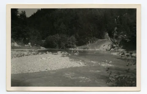 Flussbett mit Badenden