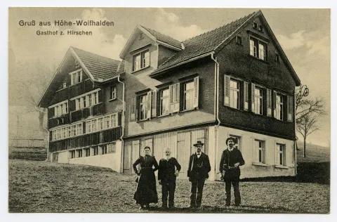 Besitzer(?) vor dem Gasthof