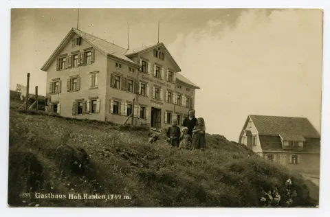 mit Eigentümerin(?) und drei Kindern auf der Wiese vor dem Gasthaus