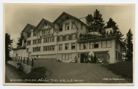 Ansicht des Gasthauses mit Gästen auf der Aussichtsterasse und vor dem Gasthaus