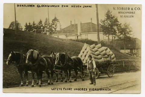 Neujahrsgrusskarte, Vierspänner mit Mehlsäcken auf dem Anhänger, vor dem Spänner stehend Herr Tobler